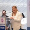 Maru campos, gobernadora de Chihuahua con traje blanco