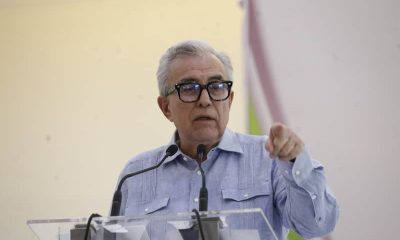 Rubén Rocha Moya, gobernador con licencia de Sinaloa, en tribuna con un dedo señalando