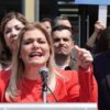 Imagen de la gobernadora de Chihuahua, Maru Campos; el presidente nacional del PAN, Jorge Romero Herrera; el coordinador del PAN en el Senado, Ricardo Anaya Cortés; y el coordinador del PAN en la Cámara de Diputados, Elías Lixa, quienes acudieron a las instalaciones de la FGR para rendir declaración sobre el citatorio a la gobernadora, donde reiteraron el respaldo total del partido hacia Maru Campos.