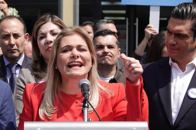 Imagen de la gobernadora de Chihuahua, Maru Campos; el presidente nacional del PAN, Jorge Romero Herrera; el coordinador del PAN en el Senado, Ricardo Anaya Cortés; y el coordinador del PAN en la Cámara de Diputados, Elías Lixa, quienes acudieron a las instalaciones de la FGR para rendir declaración sobre el citatorio a la gobernadora, donde reiteraron el respaldo total del partido hacia Maru Campos.