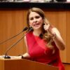 Carolina Viggiano, senadora del PRI , en tribuna del Senado con vestido rojo