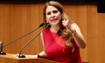 Carolina Viggiano, senadora del PRI , en tribuna del Senado con vestido rojo