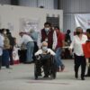 Pago de pensiones a adultos mayores con una mujer en silla de ruedas
