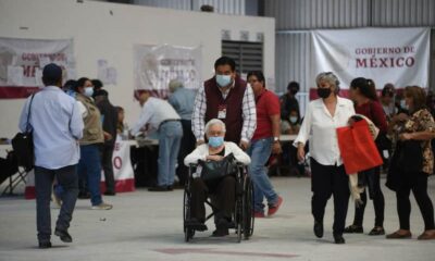 Pago de pensiones a adultos mayores con una mujer en silla de ruedas
