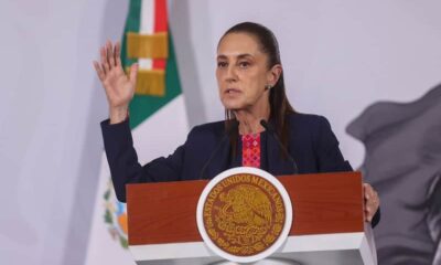 Claudia Sheinbaum Pardo, Presidenta de México, en la mañanera con vestido azul