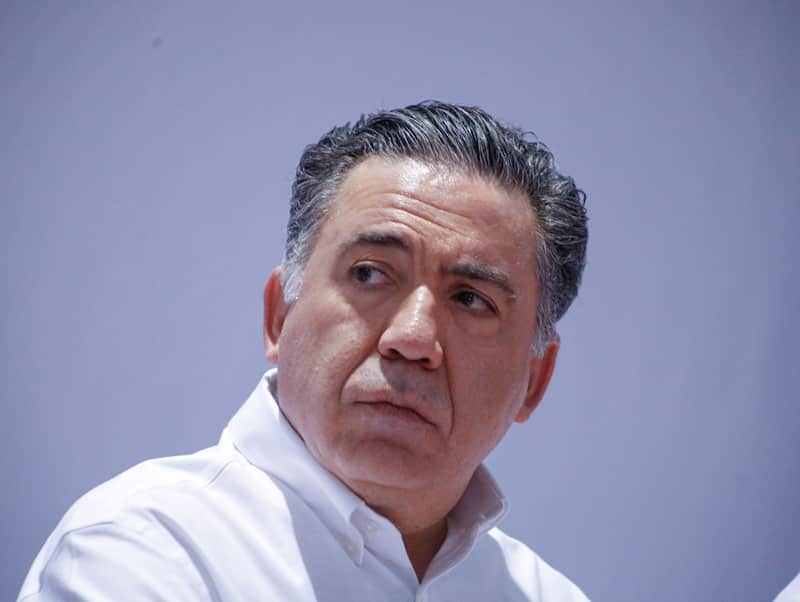 Su ausencia en la Comisión Permanente del Senado ha generado críticas de empresarios y opositores, quienes cuestionan la falta de transparencia del legislador.