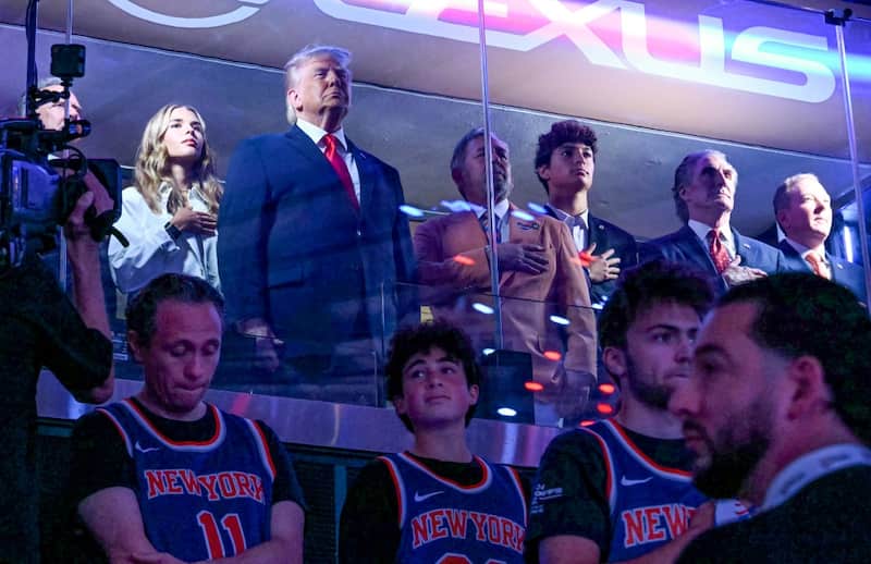 Héctor Contreras, exdirector del SAT, en el partido de la NBA