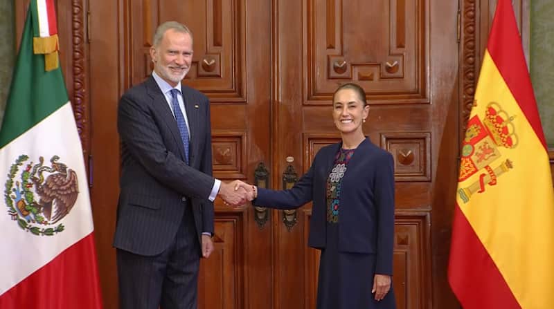 La presidenta Claudia Sheinbaum recibió al rey Felipe VI de España, quien arribó a México para sostener una reunión privada.