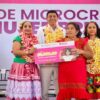 Salomón Jara, gobernador de Oaxaca, con collar de flores en entrega de créditos a mujeres