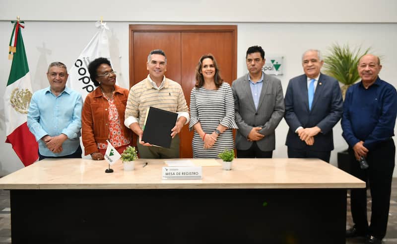 Alejandro Alito Moreno, líder nacional del PRI, en registro de la Copppal, con seis personas