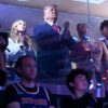 Héctor Contreras, director del SAT en Quintana Roo, en partido de la NBA con jersey de los knicks