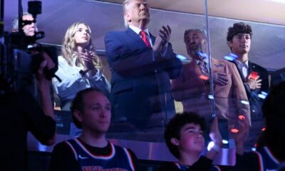Héctor Contreras, director del SAT en Quintana Roo, en partido de la NBA con jersey de los knicks