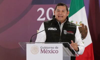 Alejandro Armenta, gobernador de Puebla, durante la Entrega de tarjetas de la Pensión Mujeres Bienestar en Acatzingo.