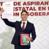 Héctor Javier Santana con constancia de registro