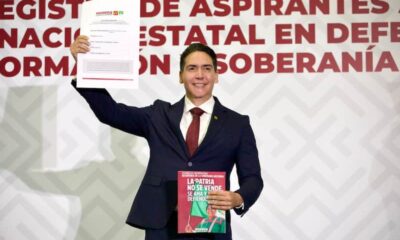 Héctor Javier Santana con constancia de registro