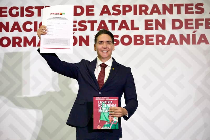 Héctor Javier Santana con constancia de registro