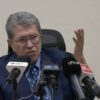 Ricardo Monreal, diputado, con micrófonos y de traje azul