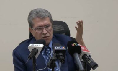 Ricardo Monreal, diputado, con micrófonos y de traje azul