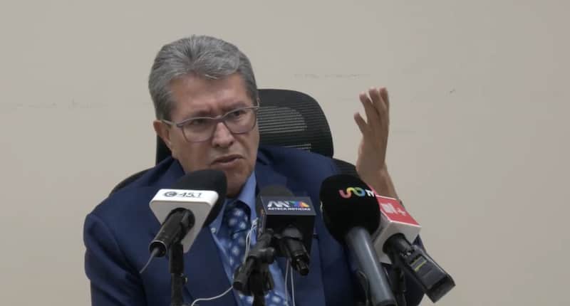 Ricardo Monreal, diputado, con micrófonos y de traje azul