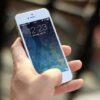 Una persona sostiene su celular en la calle