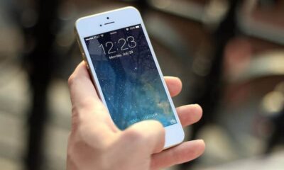 Una persona sostiene su celular en la calle