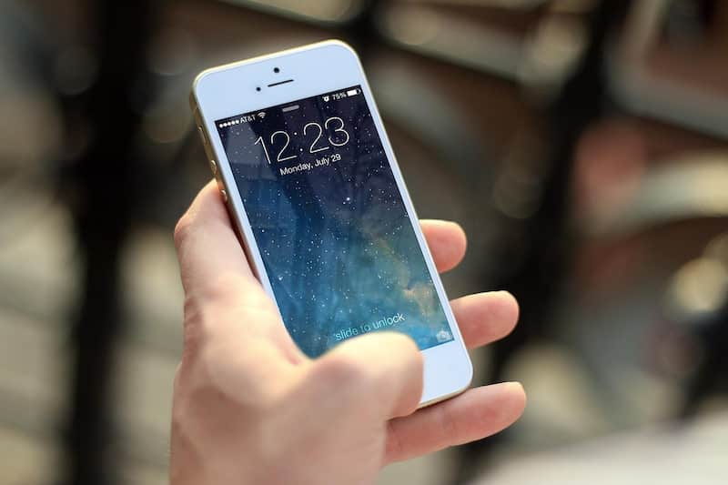 Una persona sostiene su celular en la calle