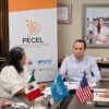 Héctor Contreras, director del SAT en Quintana Roo con tres personas y con un retrato de Mara Lezama