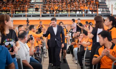 Samuel García, gobernador de Nuevo León, durante la inauguración del centro acuatico Osmar Olvera