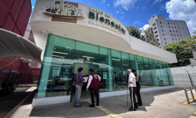 Sucursal del Banco del Bienestar con personas al exterior