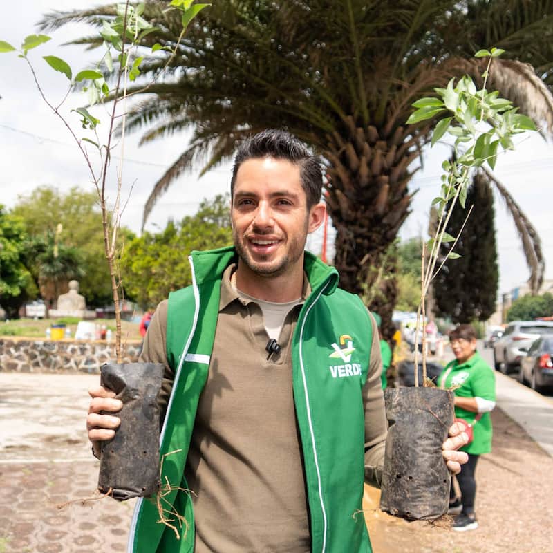 José Alberto Coutolenc Buentello con árboles