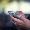 un hombre sostiene su celular