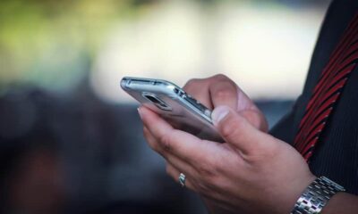 un hombre sostiene su celular