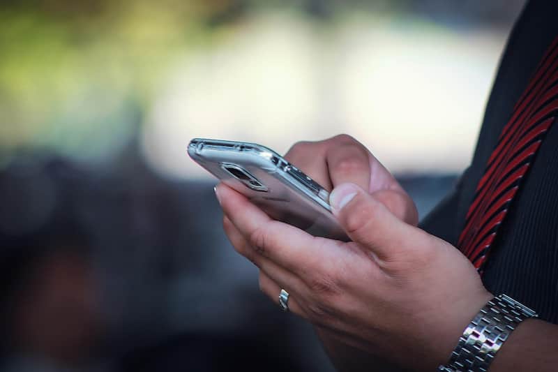 un hombre sostiene su celular