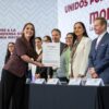 Jasmin Bugarin recibiendo documentos