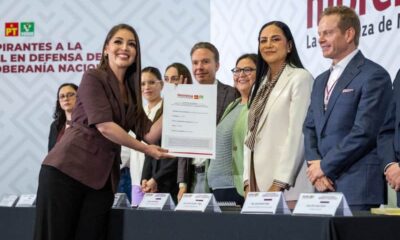 Jasmin Bugarin recibiendo documentos