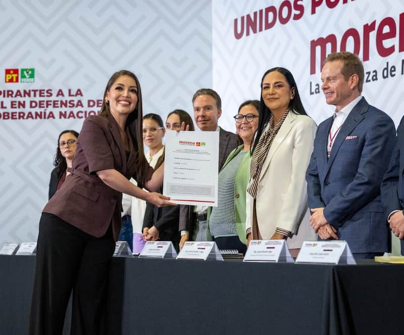 Jasmin Bugarin recibiendo documentos