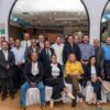 Encuentro del líder del PVEM con líderes sindicales, en un salón con arcos blancos
