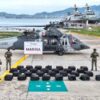 Elementos de la Semar, quienes aseguraron un cargamento de aproximadamente 1360 kilogramos de presunta cocaína en las costas de Guerrero.