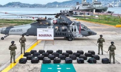 Elementos de la Semar, quienes aseguraron un cargamento de aproximadamente 1360 kilogramos de presunta cocaína en las costas de Guerrero.