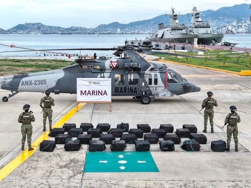 Elementos de la Semar, quienes aseguraron un cargamento de aproximadamente 1360 kilogramos de presunta cocaína en las costas de Guerrero.