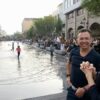 Pablo Lemus en una fuente con niños