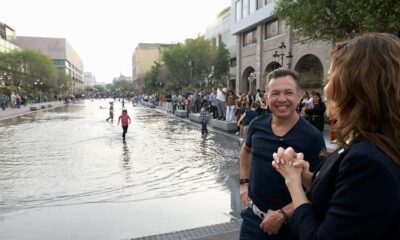 Pablo Lemus en una fuente con niños