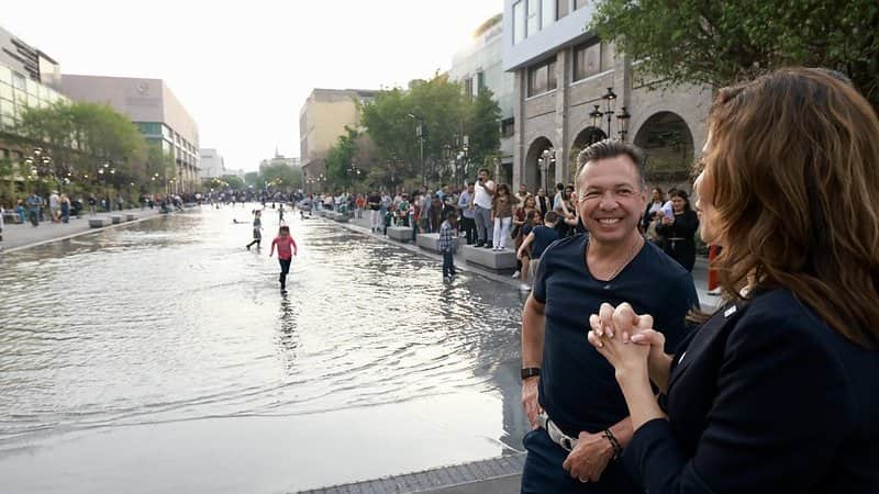 Pablo Lemus en una fuente con niños