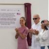 Claudia con el embajador de Estados Unidos en Chiapas