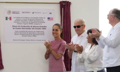 Claudia con el embajador de Estados Unidos en Chiapas