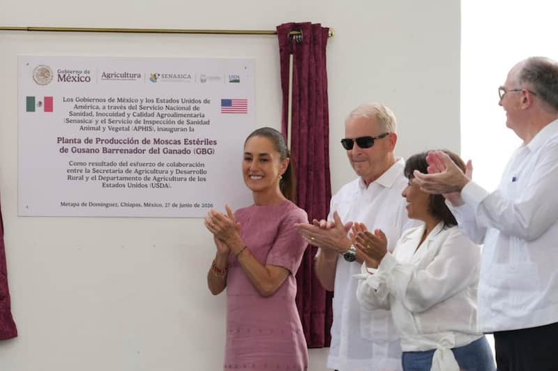 Claudia con el embajador de Estados Unidos en Chiapas