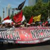 CNTE con manta que dice Huelga nacional