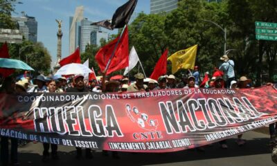 CNTE con manta que dice Huelga nacional
