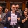 Ulises Mejía Haro con documentos