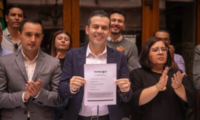 Ulises Mejía Haro con documentos